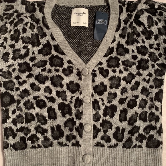 NWTs Abercrombie & Fitch, button down sweater. SZ SM - Picture 6 of 9